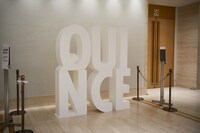 沖仁「デビュー15周年記念公演 15 -QUINCE-」の会場エントランスに展示されたオブジェ。 （写真提供：TONE）