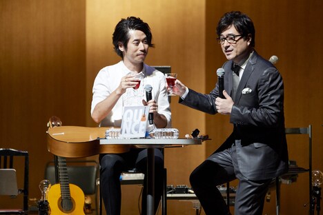 左から沖仁、ジョン・カビラ (写真提供:TONE)