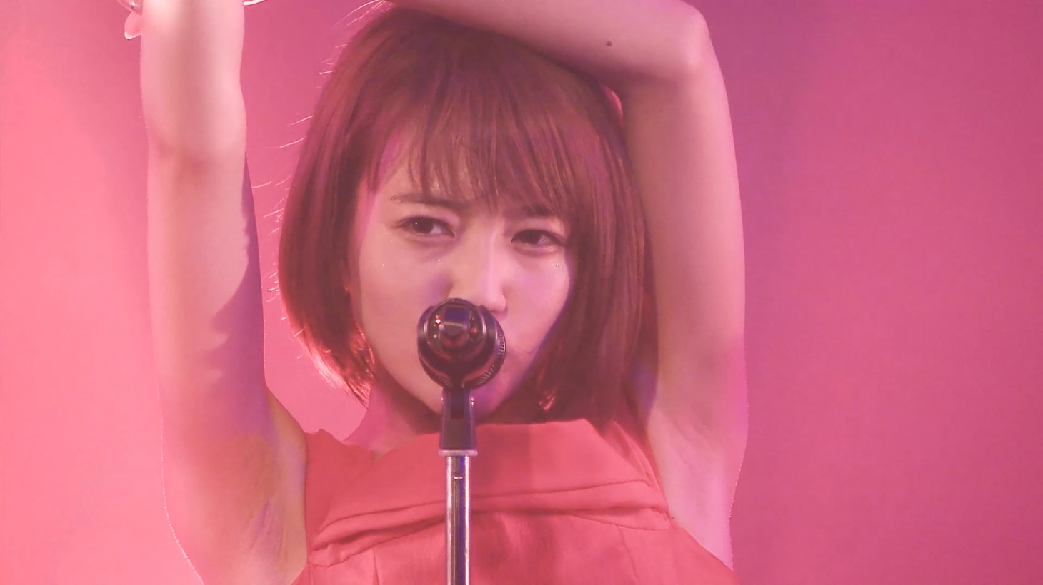 夢みるアドレセンス「夢見る少女じゃいられない」のミュージックビデオのワンシーン。