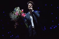 花束を持って現れた平井堅。（撮影：古渓一道）