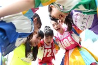 円陣を組むときめき▽宣伝部。（撮影：マキノタカヒコ）