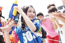 水鉄砲を持つ辻野かなみ。（撮影：マキノタカヒコ）