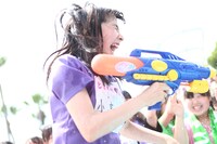 水鉄砲で宣伝部員に水をかける小高サラ。（撮影：マキノタカヒコ）