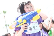 水鉄砲で宣伝部員に水をかける小高サラ。（撮影：マキノタカヒコ）