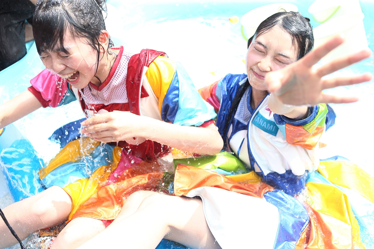 びしょ濡れになる坂井仁香（左）と辻野かなみ（右）。（撮影：マキノタカヒコ）