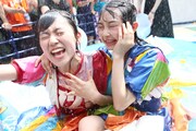 びしょ濡れになる坂井仁香（左）と辻野かなみ（右）。（撮影：マキノタカヒコ）