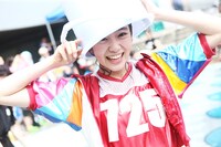 バケツの水を頭から被る坂井仁香。（撮影：マキノタカヒコ）