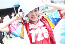 バケツの水を頭から被る坂井仁香。（撮影：マキノタカヒコ）