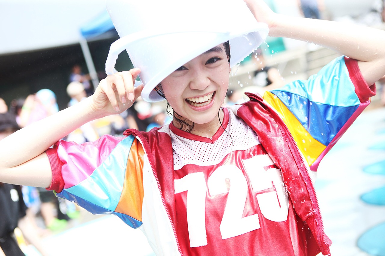バケツの水を頭から被る坂井仁香。（撮影：マキノタカヒコ）