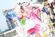 バケツの水を頭から被る小泉遥香。（撮影：マキノタカヒコ）