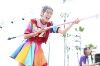 ホースで宣伝部員に水をかける坂井仁香。（撮影：マキノタカヒコ）