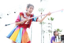 ホースで宣伝部員に水をかける坂井仁香。（撮影：マキノタカヒコ）