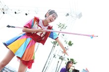 ホースで宣伝部員に水をかける坂井仁香。（撮影：マキノタカヒコ）