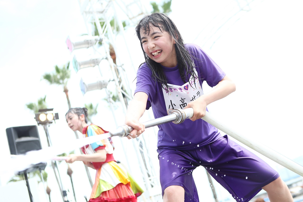 ホースで宣伝部員に水をかける小高サラ。（撮影：マキノタカヒコ）