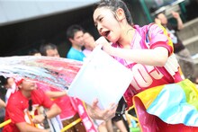 バケツを使って客席に水をかける小泉遥香。（撮影：マキノタカヒコ）