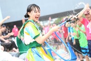 ホースで宣伝部員に水をかける吉川ひより。（撮影：マキノタカヒコ）