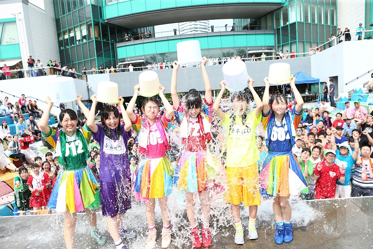 バケツの水を頭から被るときめき▽宣伝部。（撮影：マキノタカヒコ）
