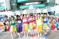 バケツの水を頭から被るときめき▽宣伝部。（撮影：マキノタカヒコ）