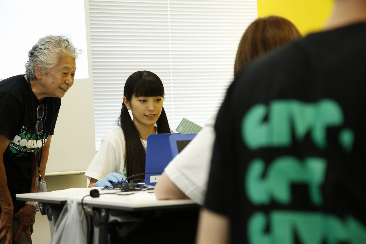 写真修復作業に取り組むmiwa（中央）。