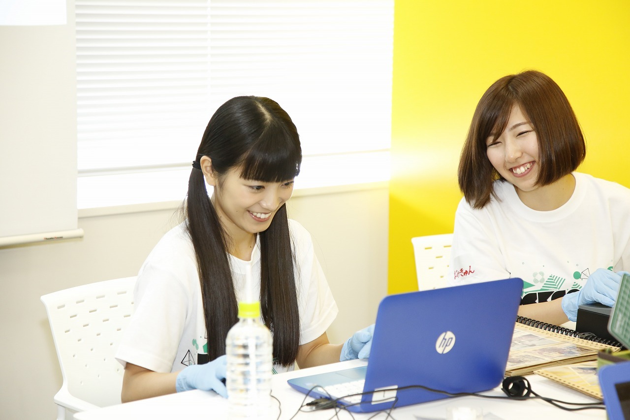 PCのディスプレイを見るmiwa（左）。