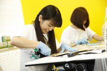 写真修復作業に取り組むmiwa。