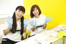 手袋をはめたmiwa（左）。