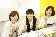 写真修復作業に取り組むmiwa（中央）とボランティア参加者。