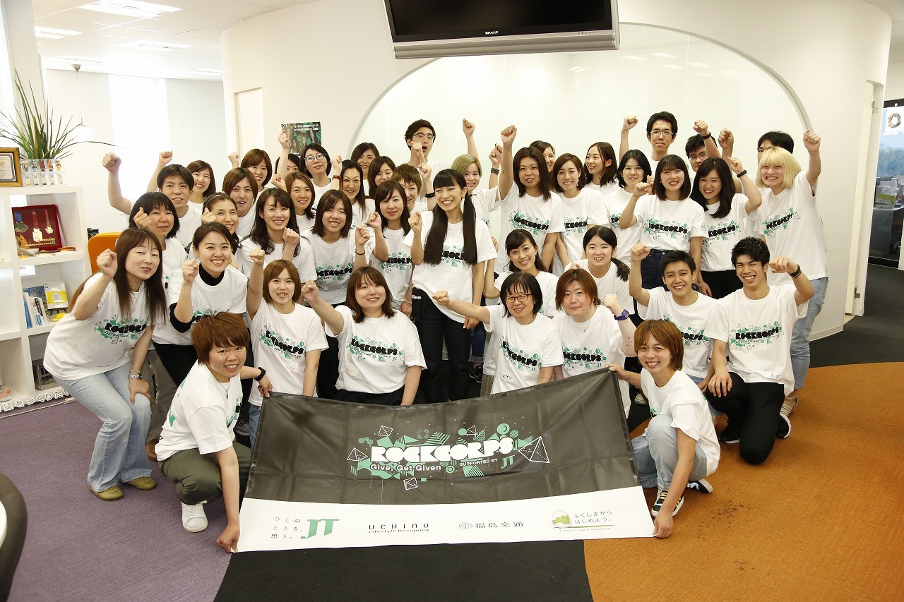 miwaとボランティア参加者による記念写真。