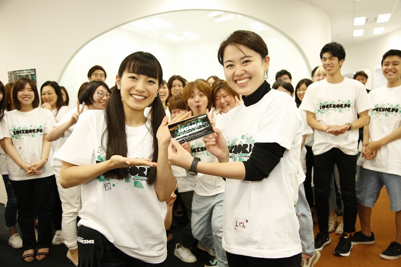 ボランティア参加者にセレブレーション参加引換券を手渡すmiwa（左）。