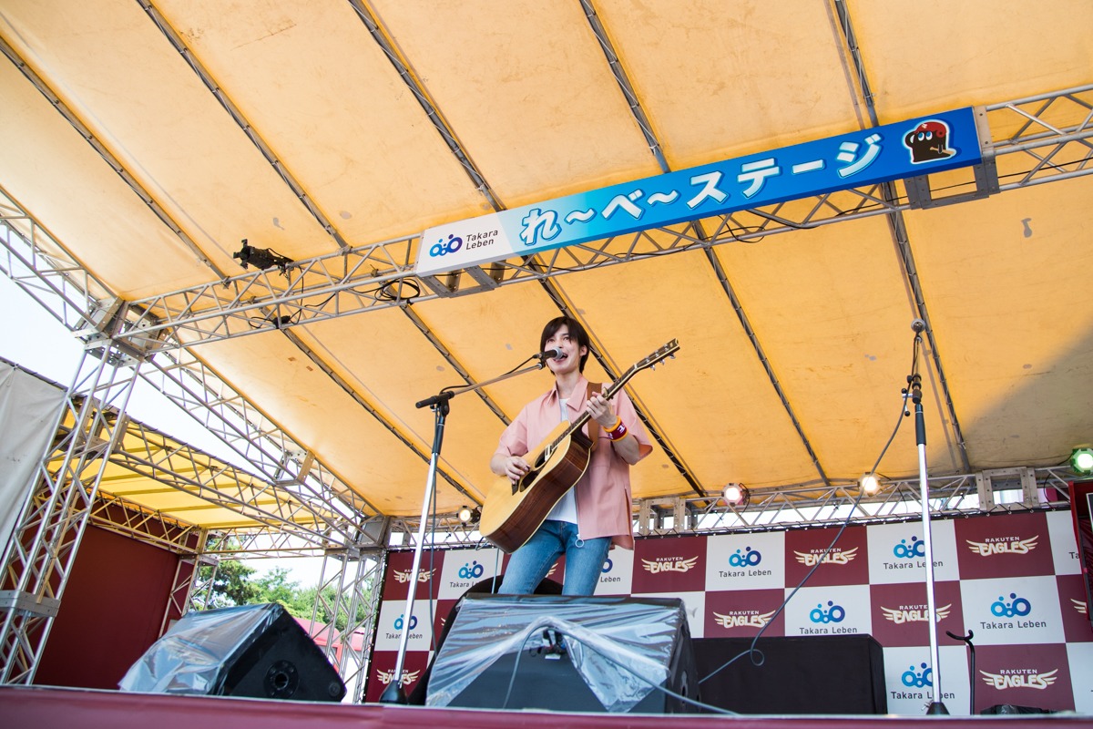 「タカラレーベン れ～べ～ステージ」でパフォーマンスする阪本奨悟。（写真提供：楽天野球団）