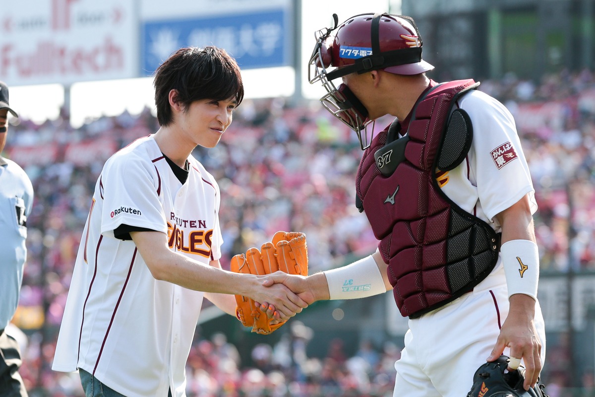 キャッチャーと握手する阪本奨悟（左）。（写真提供：楽天野球団）