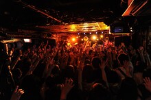 「The Floor Presents『天井知らずワンマンツアー』」東京・下北沢SHELTER公演の様子。