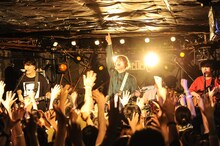 「The Floor Presents『天井知らずワンマンツアー』」東京・下北沢SHELTER公演の様子。