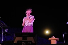 満月をバックに歌う高城れに。