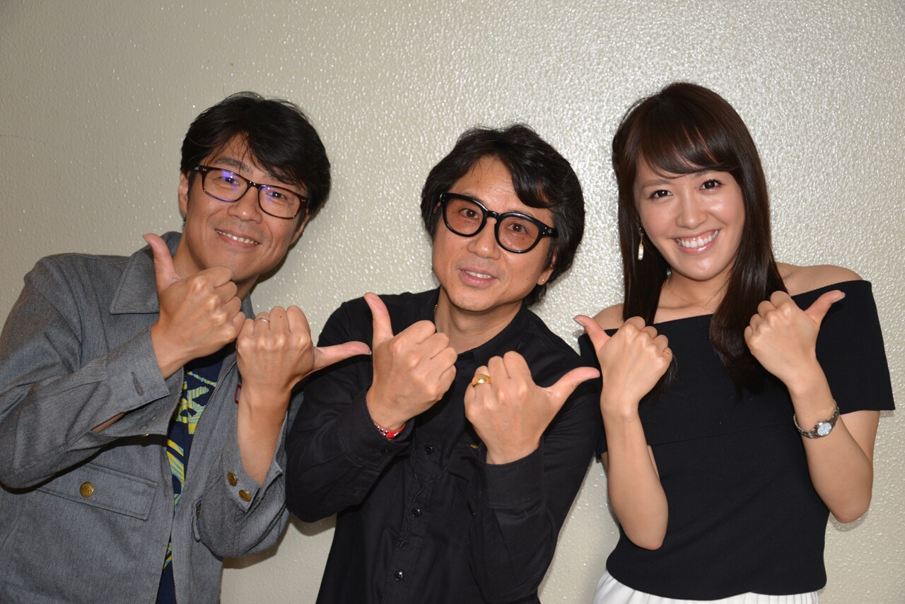左から藤井尚之、藤井フミヤ、堤友香アナウンサー。（写真提供