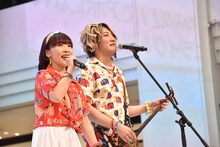 アロハ衣装について「新婚旅行で初めてハワイに来て浮かれているカップル」とスタッフに指摘され「カップルじゃねえし！」と反論するangela。