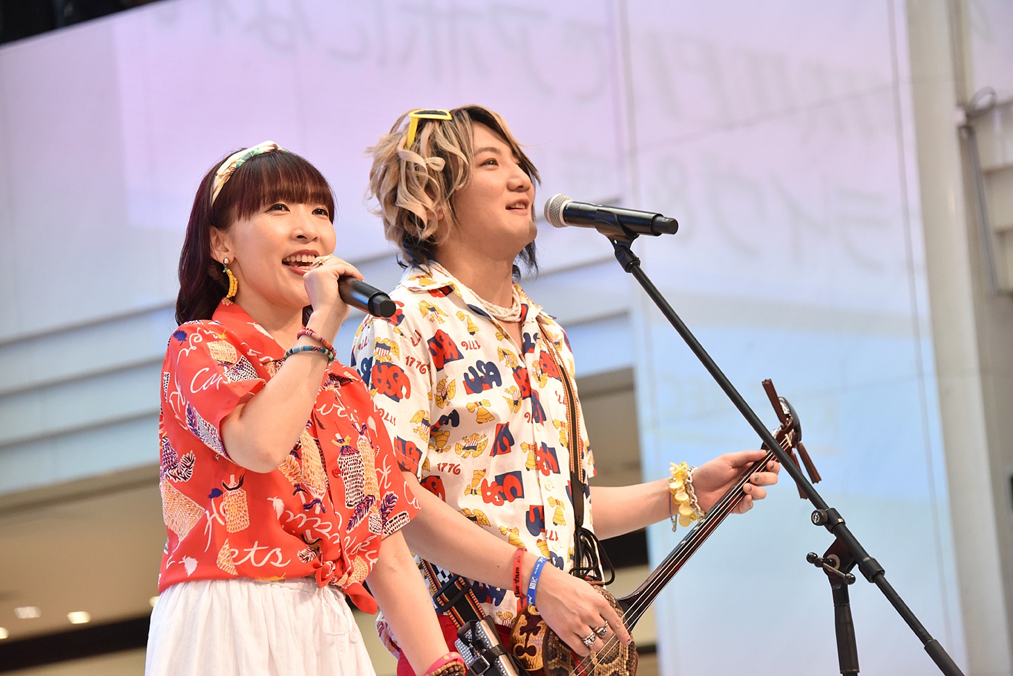 アロハ衣装について「新婚旅行で初めてハワイに来て浮かれているカップル」とスタッフに指摘され「カップルじゃねえし！」と反論するangela。
