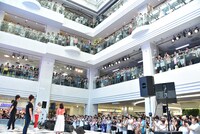 地下1階から3階までぢぇらっ子で埋め尽くされた噴水広場。