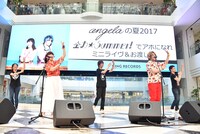 トランス状態で踊るangelaとスタッフ。