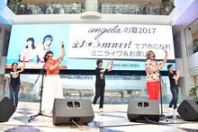 トランス状態で踊るangelaとスタッフ。