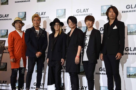 左からインスタントジョンソンのじゃい、つるの剛士、GLAY。