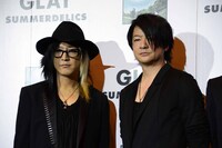 左からHISASHI（G）、TERU（Vo）。