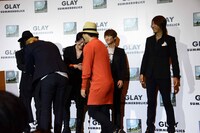 GLAYのメンバーと握手するつるの剛士とインスタントジョンソンのじゃい。