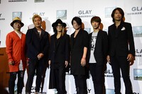 左からインスタントジョンソンのじゃい、つるの剛士、GLAY。