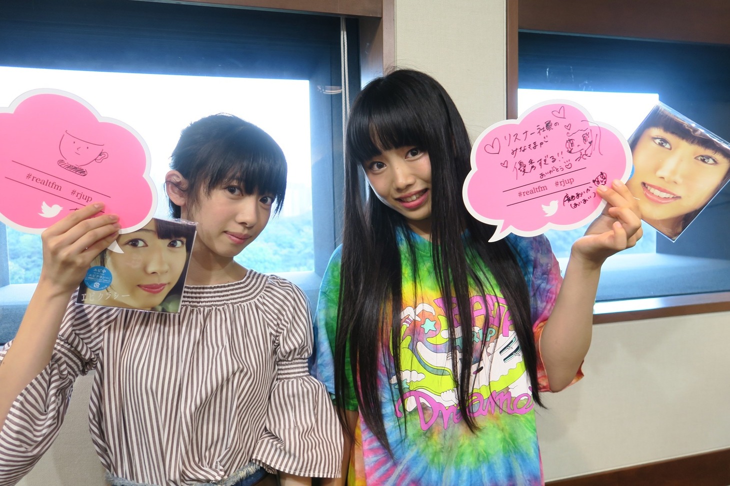 左から真山りか、廣田あいか。