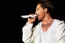 SOL（from BIGBANG）「TAEYANG 2017 WORLD TOUR <WHITE NIGHT> IN JAPAN -SOL STADIUM LIVE-」ZOZOマリンスタジアム公演の様子。（写真提：avex）
