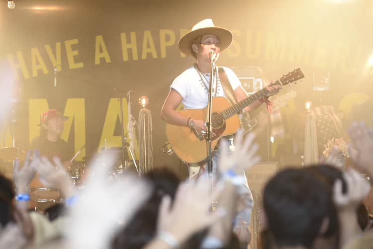 平井大 猛暑日のビーチで暑さ吹き飛ばすリリース記念ライブ 音楽ナタリー