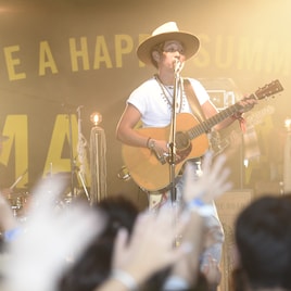 平井大、猛暑日のビーチで暑さ吹き飛ばすリリース記念ライブ