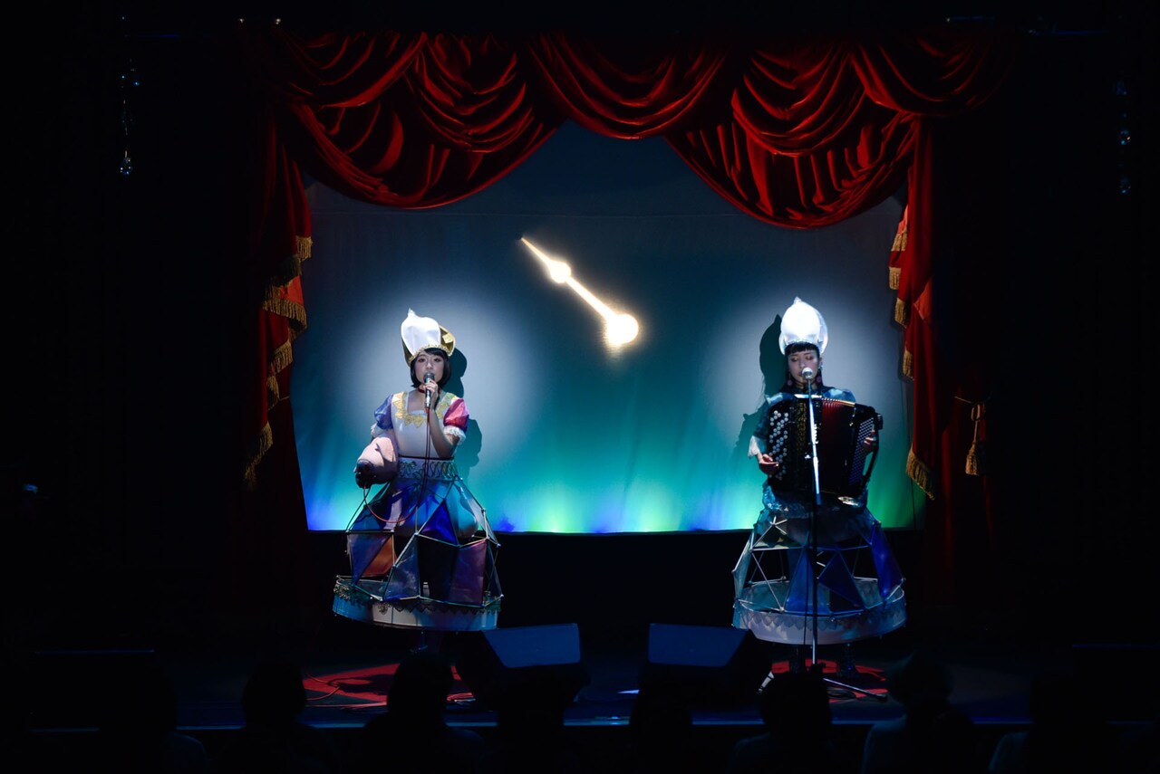 「唄とアコーディオンの姉妹劇場2017」大阪市中央公会堂公演の様子。（写真提供：avex）