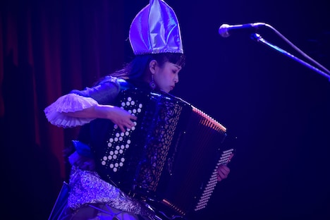 小春（Accordion）（写真提供：avex）